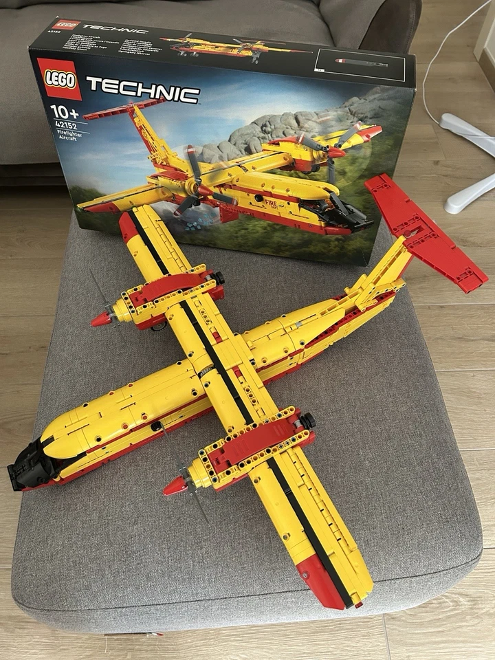 LEGO Technic 42152 Firefighter Aircraft, foto 3 di 5