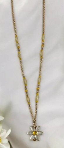 Vintage Daisy Pendant Necklace Gold Tone Jewelry - Picture 2 of 4