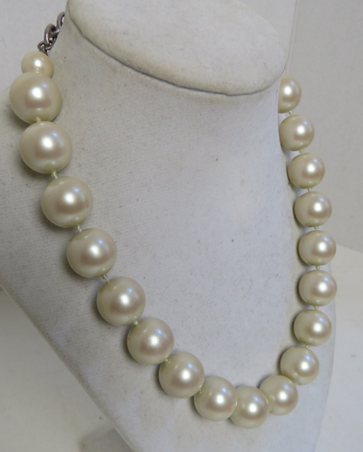 Collar de corazón vintage de perlas de imitación grandes anudadas de una sola hebra de Carol Lee - Imagen 2 de 5