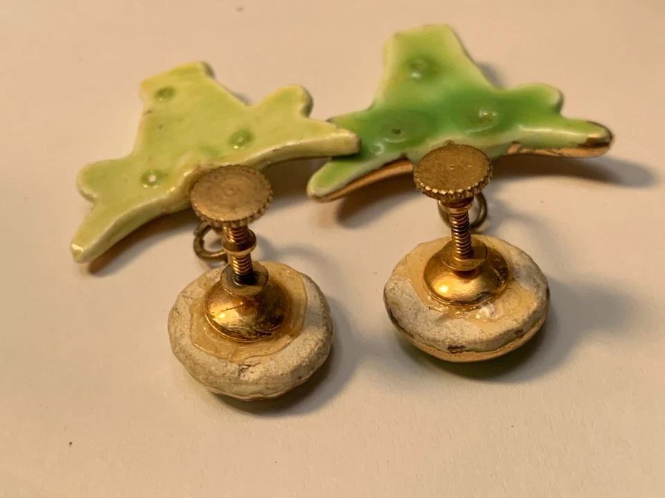 Pendientes de rodeo únicos de porcelana de vaca de novillo de la década de 1940 sumergidos en oro occidental atornillados Foto 4 de 4