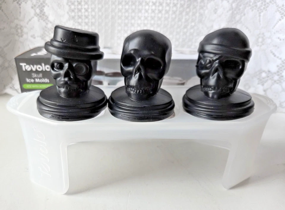 Juego de 3 moldes de hielo calavera Tovolo de silicona y BPA sin idea de Halloween entretenido Foto 3 de 4