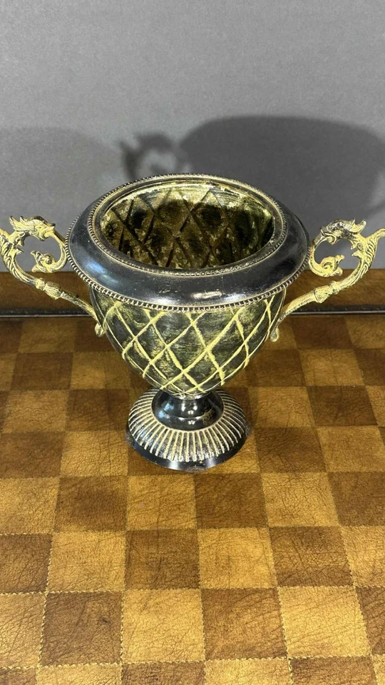 Vaso de metal estilo vintage urna plantador alças de dragão ouro preto feito na Índia - Imagem 2 de 4