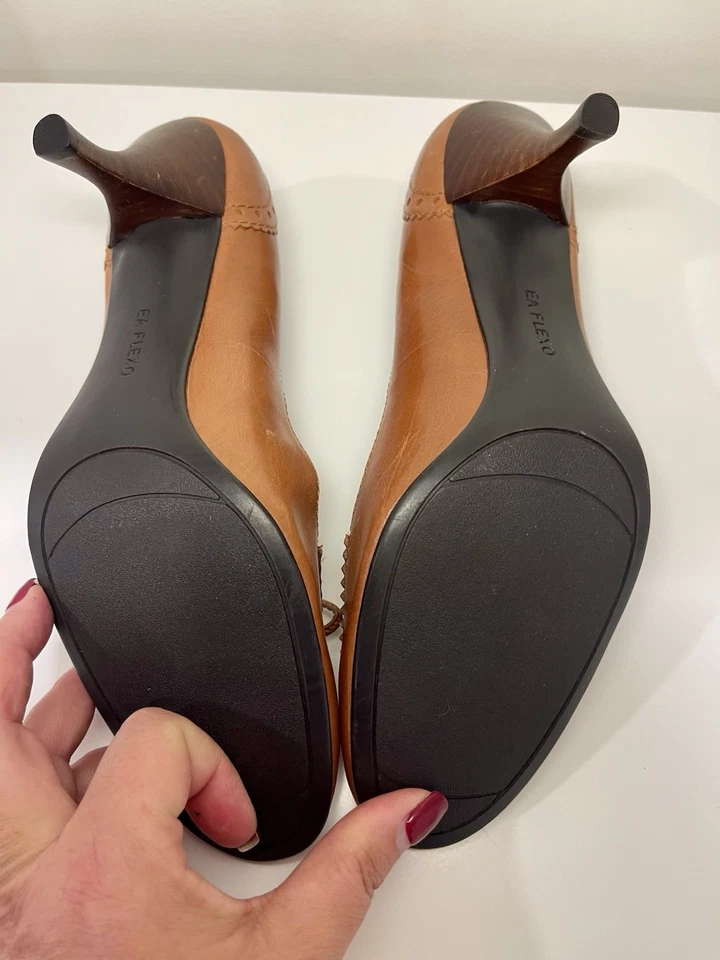 Zapatos clásicos de cuero marrón para gatito Heal con ahora detalle Foto 2 de 4