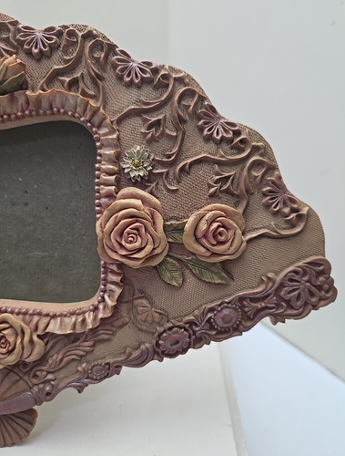 Vintage Fan-Shaped Photo Frame with 3D Roses for a 3x4 photo - Picture 4 of 9