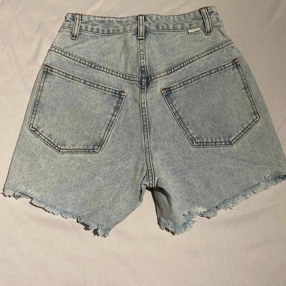 Pantalones Cortos Billabong Mujer Gris Lavado Claro Sueño Denim Mamá Talla 24 ABJDS00104 Foto 2 de 4