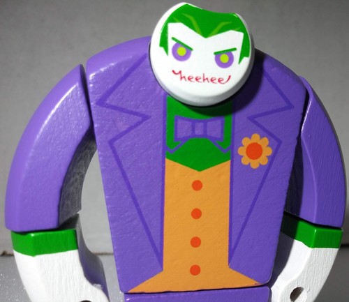 Loot Crate exklusive Batman The Joker bemalte Actionfigur aus Holz DC Comics - Bild 7 von 9