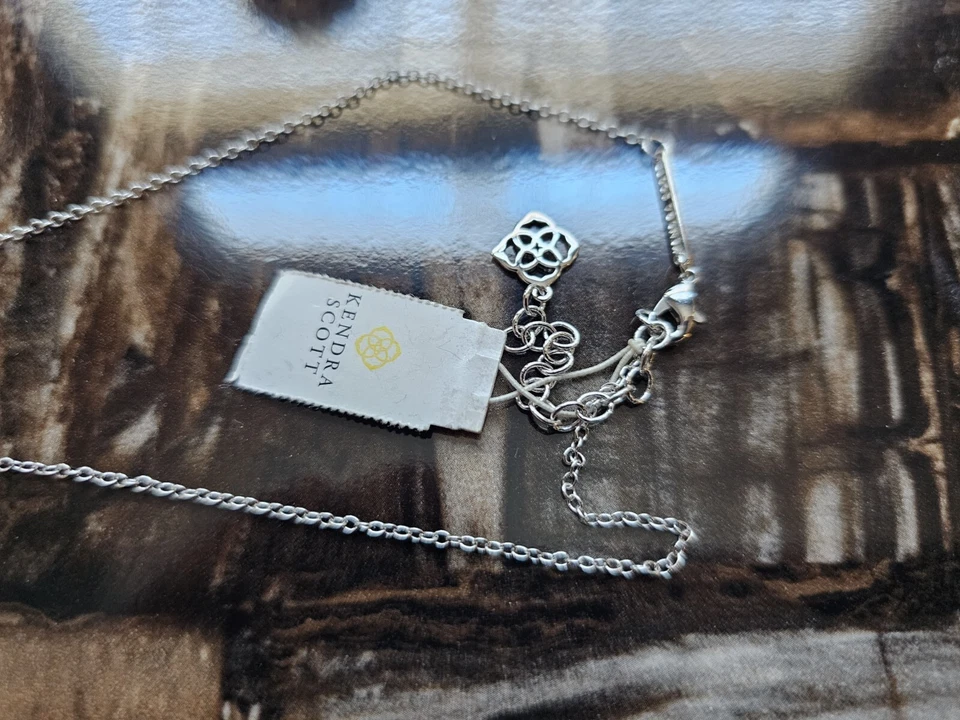 Collar Kendra Scott Ever Rhd 970 usado tono plata Foto 4 de 4