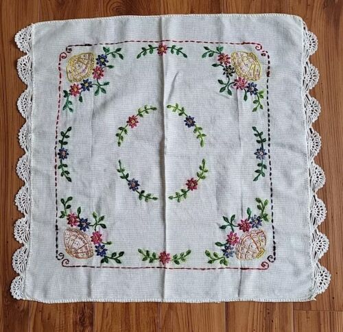 Vintage Handarbeit Stickerei Blume Tischdeckchen mit Häkelkante 22×24 cm