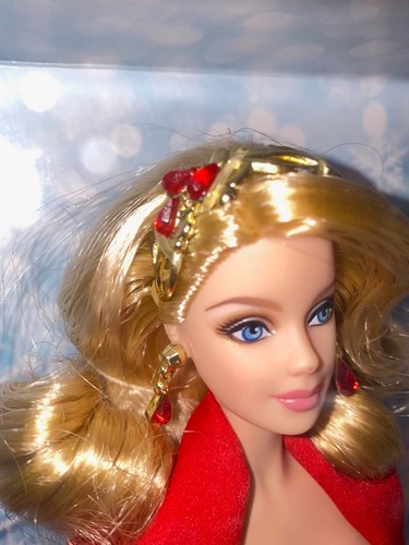 2010 HOLIDAY BARBIE COLLECTOR - BLONDE - WHITE GOWN, RED CAPE - MATTEL R4545 NIB - Picture 6 of 8