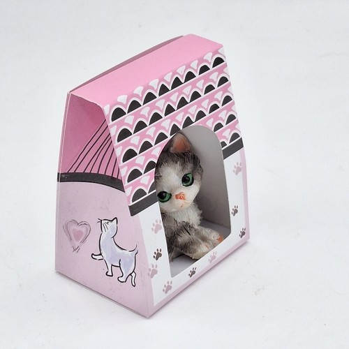 Katze liegend in Geschenkverpackung Rosa - Dekofigur aus Kunststein von Formano - Bild 2 von 5