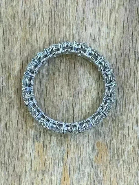 Alianza de boda de eternidad de diamantes creada en laboratorio de corte ovalado de 4 quilates enchapada en oro blanco de 14 quilates Foto 3 de 4