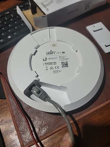 Point d'accès Ubiquiti UniFi AP AC LR avec adaptateur PoE 24V occasion ancienne génération - Photo 8/19