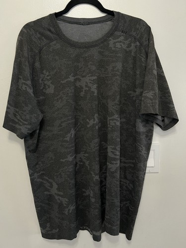 Lululemon Mens Shirt Medium Gray Camo Gym Tee Performance Workout Activewear XXL