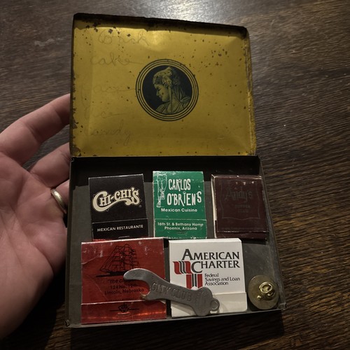 Lote de libro de cerillas Omar vintage de tabaco de hojalata abridor de botellas mancha vacía turca - Imagen 2 de 24