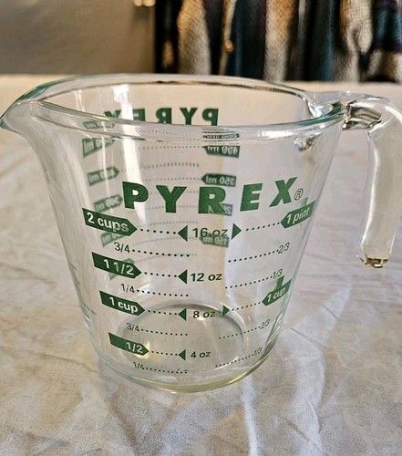 Alte grüne Buchstaben. Pyrex Glas Messbecher 2 Vintage sehr guter Zustand