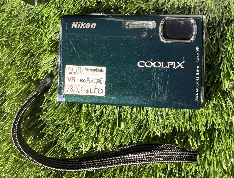 Cámara digital Nikon COOLPIX S52 9MP con cargador, 2 baterías verde PROBADA Foto 3 de 4