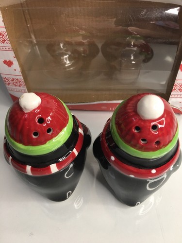 Penguin Salt and Pepper Shakers Christmas/Winter/Holiday Décor 3" Tall  - Picture 5 of 6
