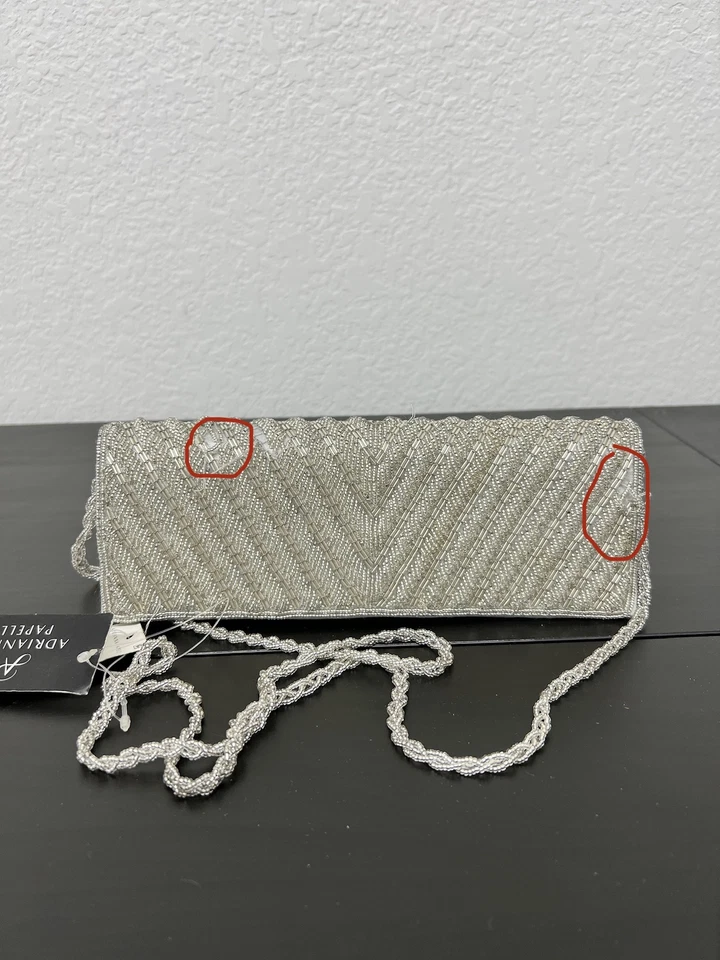 Bolso clutch Adrianna Papell plateado Noreen Chevron con cuentas solapa Foto 2 de 4