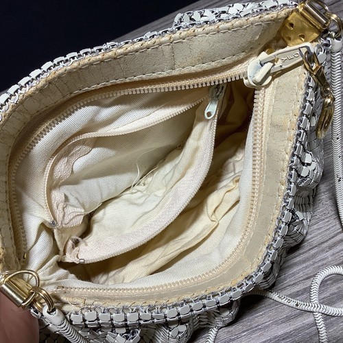 Bolso de mano de noche de malla de aluminio con eslabones de cadena blanca vintage SOLARMESH cadena serpiente - Imagen 11 de 15