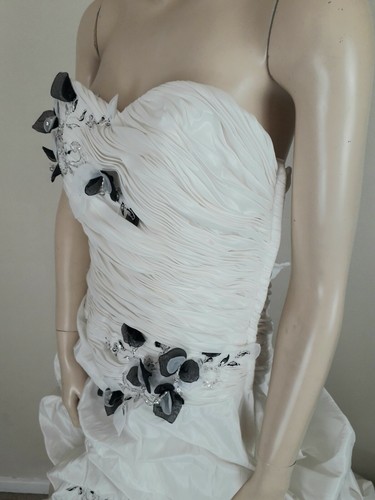 WONDERFUL IVORY WHITE & BLACK RUCHED STRAPLESS FOREVER YOURS WEDDING DRESS 8 - Picture 8 of 9