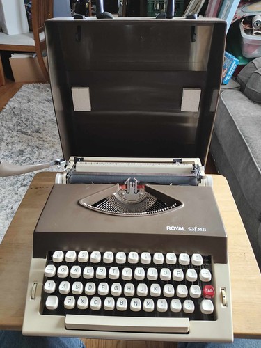 Vtg. Royal Safari Manual Typewriter Made in Portugal - W/ Original Case - Works - Picture 5 of 11