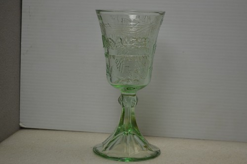 Embossed vintage green glass wine glass - Picture 2 of 4