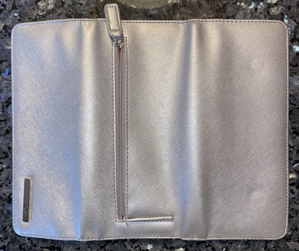 Cartera Kenneth Cole Reaction Materiales Hechos por el Hombre Forro Plateado/Rosa Caliente Diseñador Foto 4 de 4