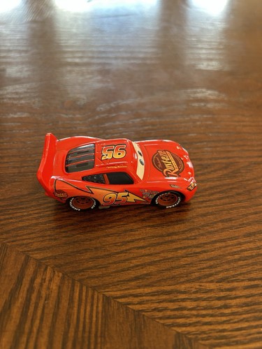 COCHE DISNEY / PIXAR - DE LA PELÍCULA "COCHES" - COCHE LIGHTNING McQUEEN #95 - SUELTO - Imagen 5 de 10