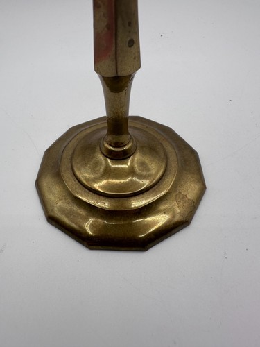 Portavelas vintage de latón macizo de 8” de alto base hexagonal pátina estilo antiguo - Imagen 9 de 9