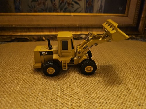 CAT 950 E  ARTICULATED FRONT LOADER 1:50 Scale Die Cast by ERTL, CATERPILLAR - Picture 1 of 24