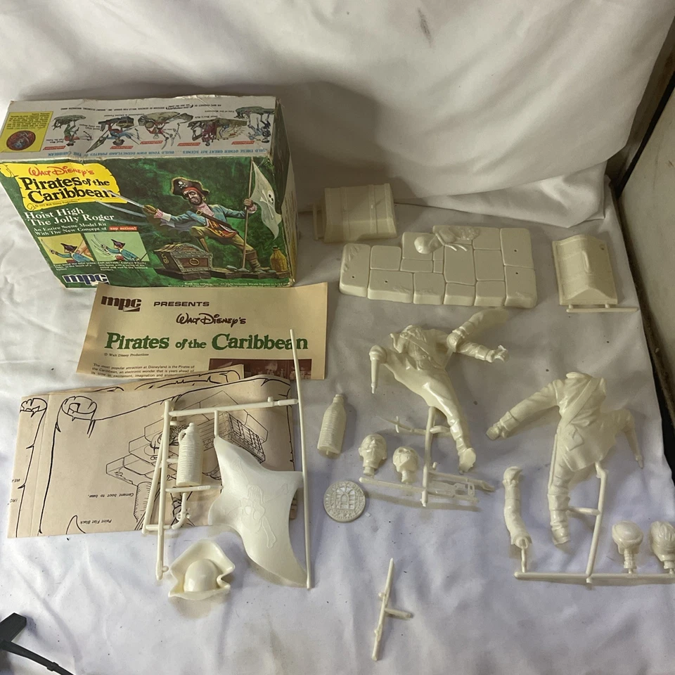 MPC Disney Pirates of the Caribbean model kit HOIST HIGH THE JOLLY ROGER VTG - Image 2 of 4