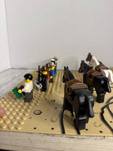 LEGO LOTE DE 8 MINIFIGURAS WESTERN VARIEDAD AÑOS 90’S 4 CABALLOS Y 2 PIEZAS DEL BANCO - Imagen 10 de 21