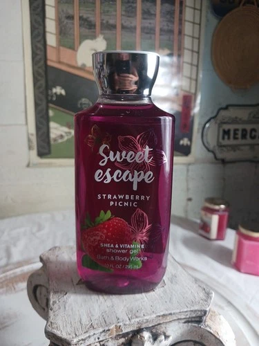 Bath & Body Works Sweet Escape STRAWBERRY PICNIC Shower Gel Body Wash 10oz Rare