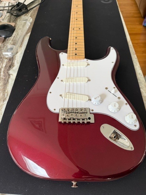 Fender Stratocaster Midnight Wine MIM + Lace Gold PUPs & HSC