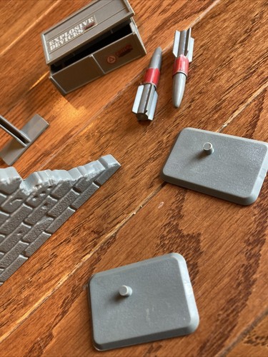 Vintage GI Joe 1984 Missile Defense Unit Parts Lot Crate Sign Wall 2 Missiles + - Picture 4 of 6