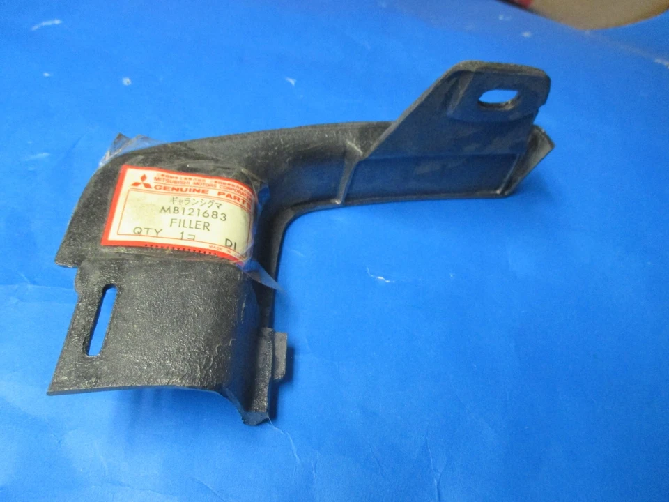 left front bumper filler,new,N.O.S.1970's Dodge Colt MB121683 — 第 2/3 张图片