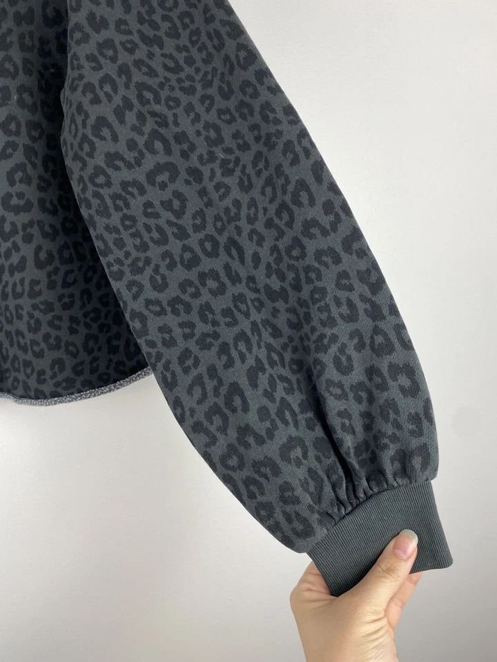Sudadera corta Gap para mujer talla S gris leopardo negra dobladillo crudo recortada Foto 3 de 4