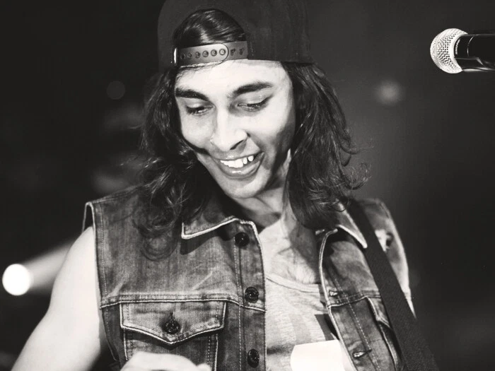 Vic Fuentes Singing