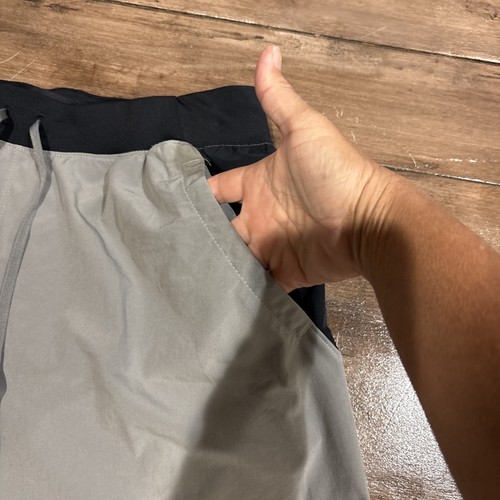 Under Armour pantaloncino uomo grande leggero corsa atletico nero/grigio - Foto 3 di 9