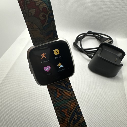 GREAT!! Fitbit Versa Lite FB415 Smartwatch Activity Tracker Works With Charger - Picture 2 of 16