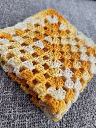 Manta GRANNYSQUARE Casa de Muñecas Miniatura Ganchillo a Mano Naranja Amarillo Blanco 7.25" - Imagen 2 de 5