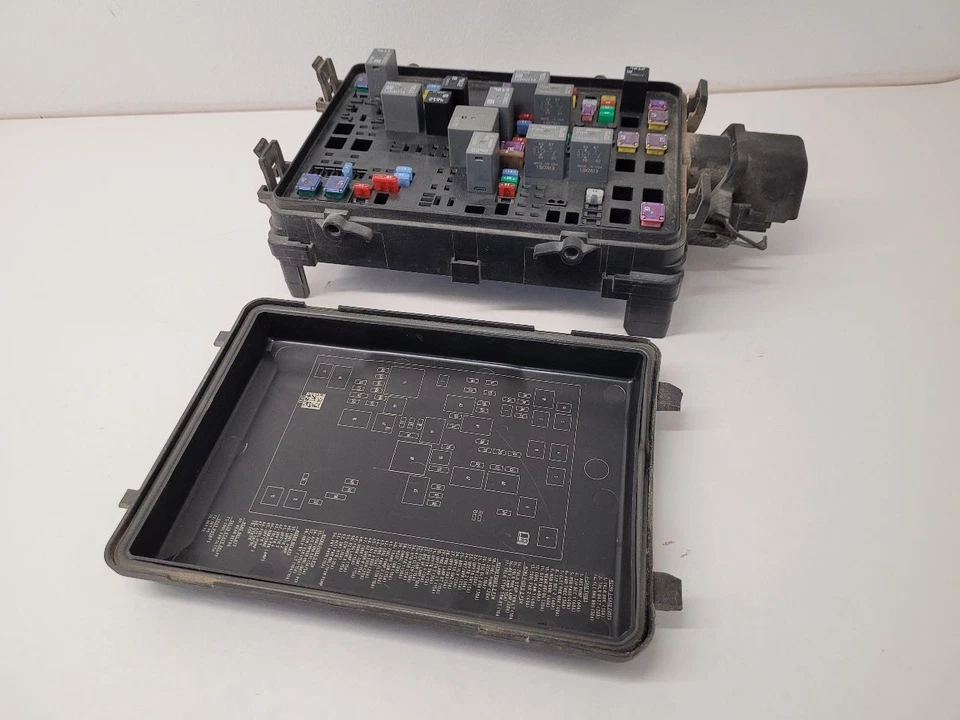 2014 2015 2016 2017 CHEVROLET SILVERADO 1500 PICKUP Fuse Box Engine   Foto 2 de 4