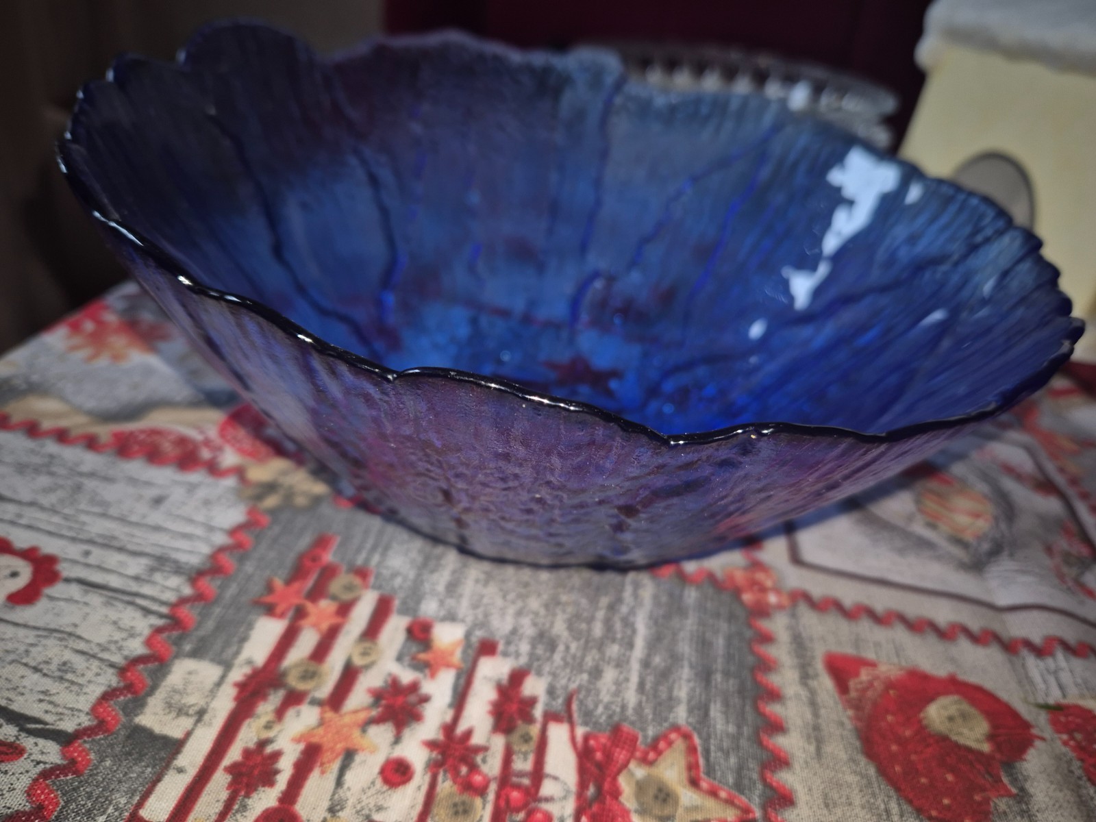 grosse blaue Salat oder Obstschüssel mit schönen Verzierungen aussen,