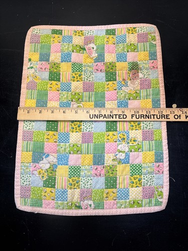 Vintage 80er Handarbeit Puppendecke 16,5"x12,5" Frühling rosa Hasen Vögel - Bild 3 von 10