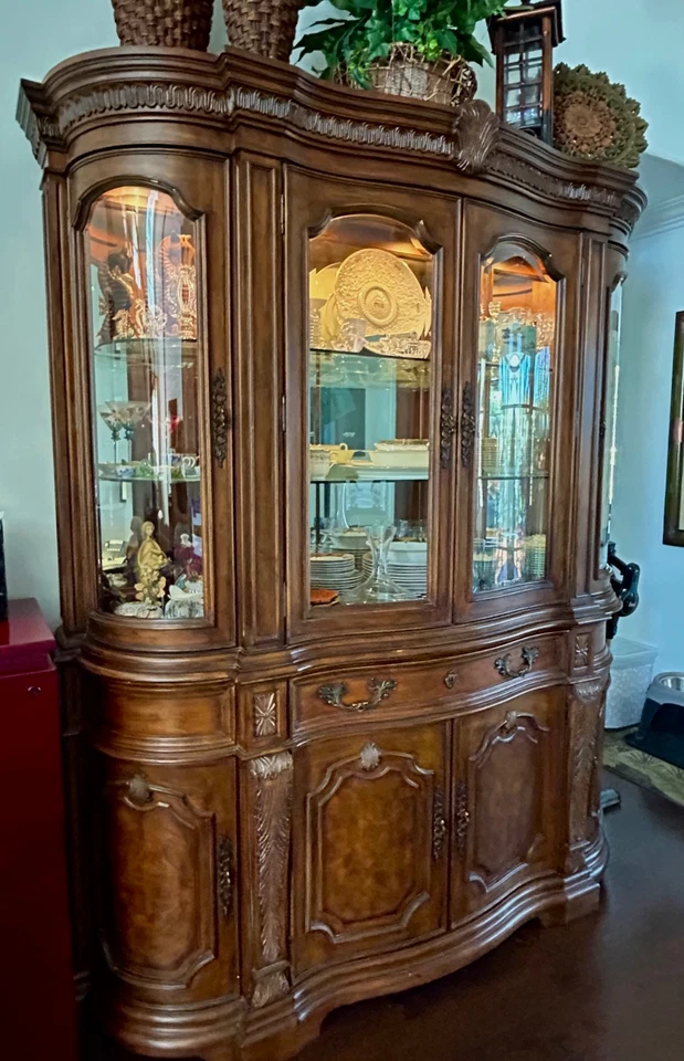 MUEBLE COMEDOR DREXEL Heritage - COLECCIÓN TALAVERA Foto 2 de 4