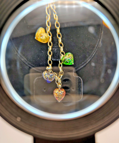 Pulsera de oro 14K con 4 dijes de corazón de vidrio escama de oro verde rojo azul amarillo 7" - Imagen 15 de 15