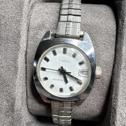 Vintage Ladies Timex Mechanical Silver Tone Water Resistant Date Watch WORKS - Picture 2 of 4