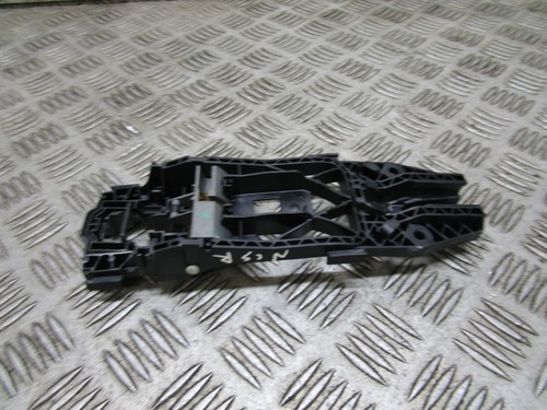 Skoda Fabia 2012 5 puertas lado del pasajero puerta trasera manija soporte OEM - Imagen 4 de 4