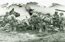 WW2 PICTURE PHOTO US ALLIED SOLDIERS AFTER A GLIDER CRASH D-DAY 6894
