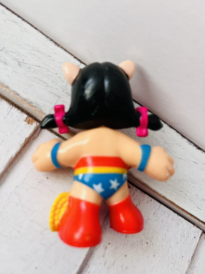 McDonald's 1991 Happy Meal Super Looney Tunes Petunia Pig como Wonder Pig Foto 3 de 3